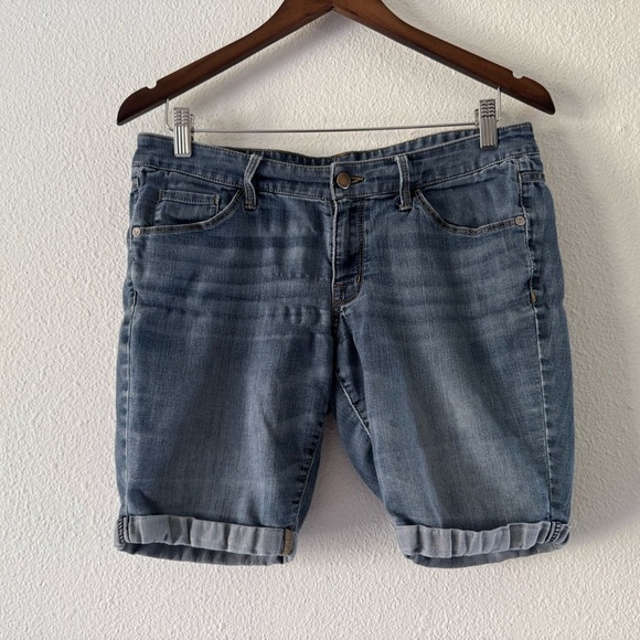 Old Navy Women's Mid-Rise Bermuda Denim Shorts Size 8 Classic Relaxed Casual - Picture 9 of 9